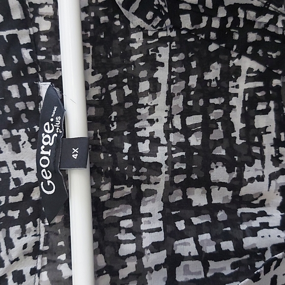4XL blouse,white and black pattern, fairly sheer - Picture 2 of 5